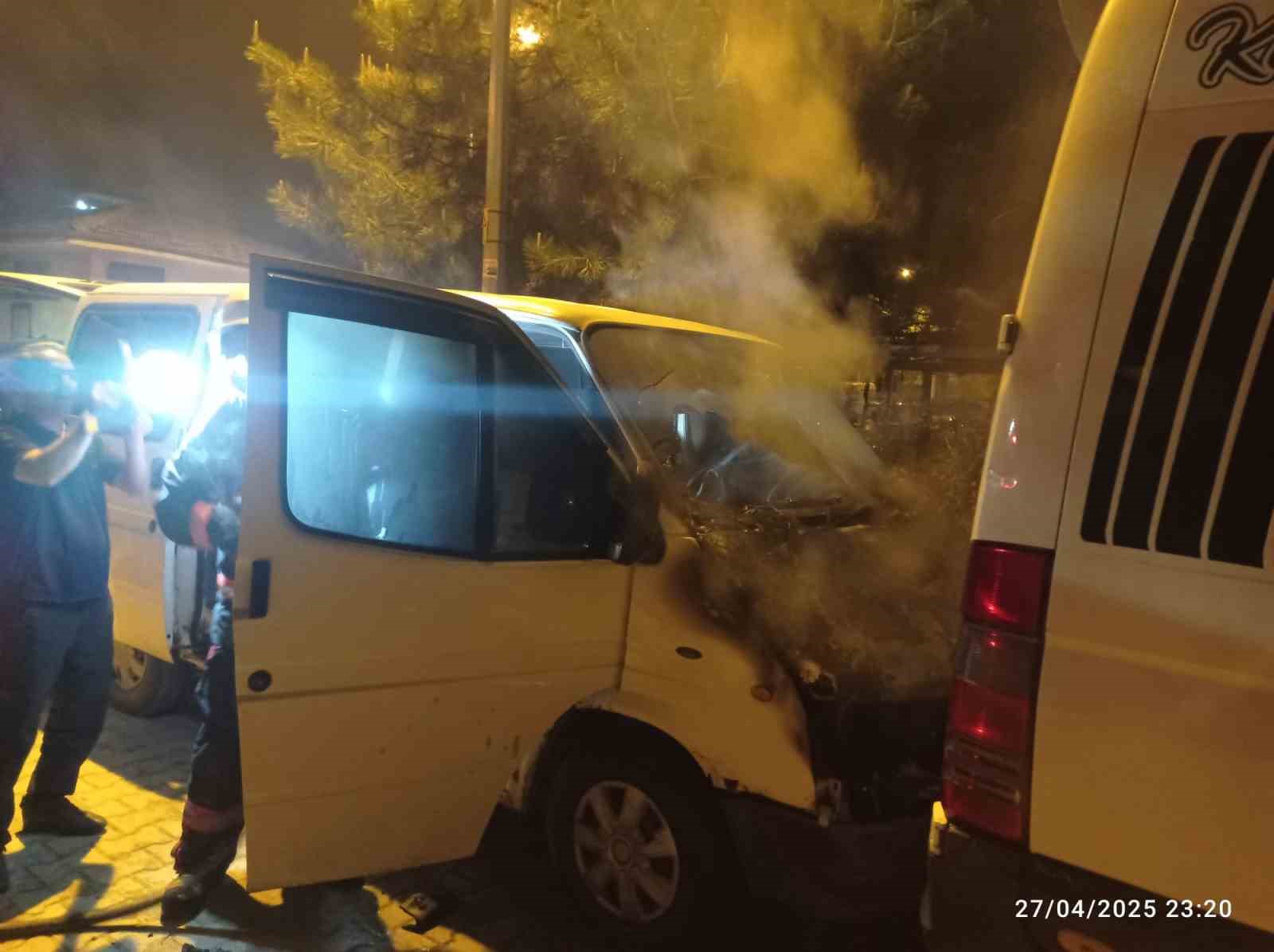 Malatya’da park halindeki araçta çıkan yangın söndürüldü