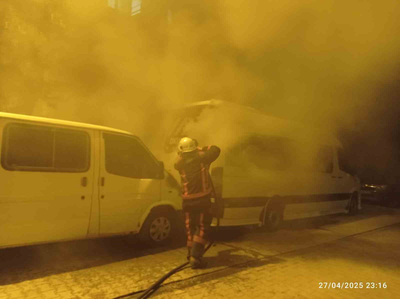 Malatya’da park halindeki araçta çıkan yangın söndürüldü