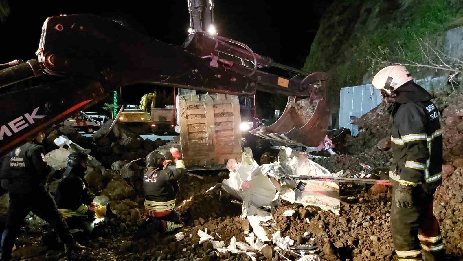 Akaryakıt istasyonunda heyelan: 2’si çocuk 3 kişi göçük altında