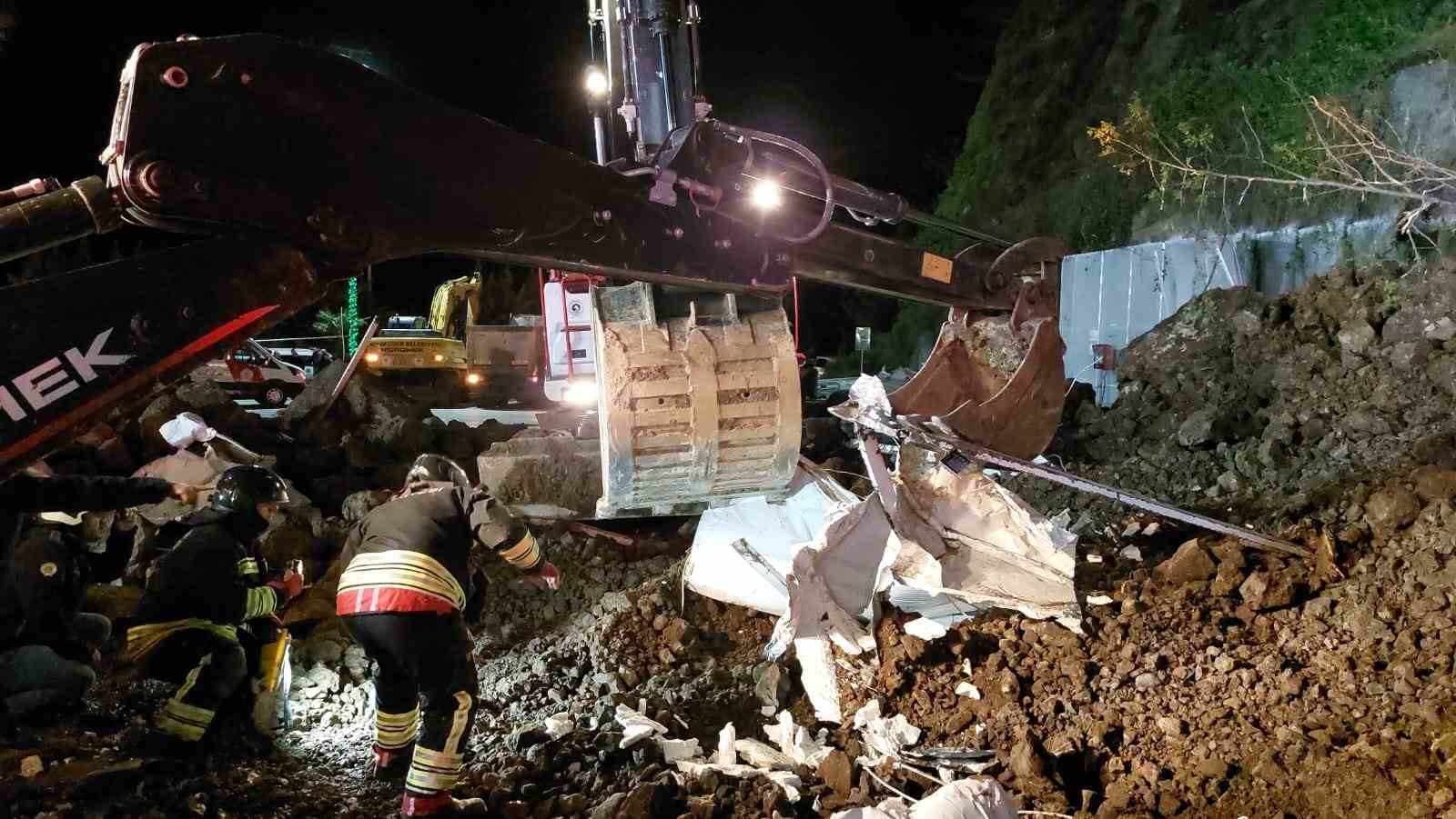 Akaryakıt istasyonunda heyelan: 2’si çocuk 3 kişi enkaz altında