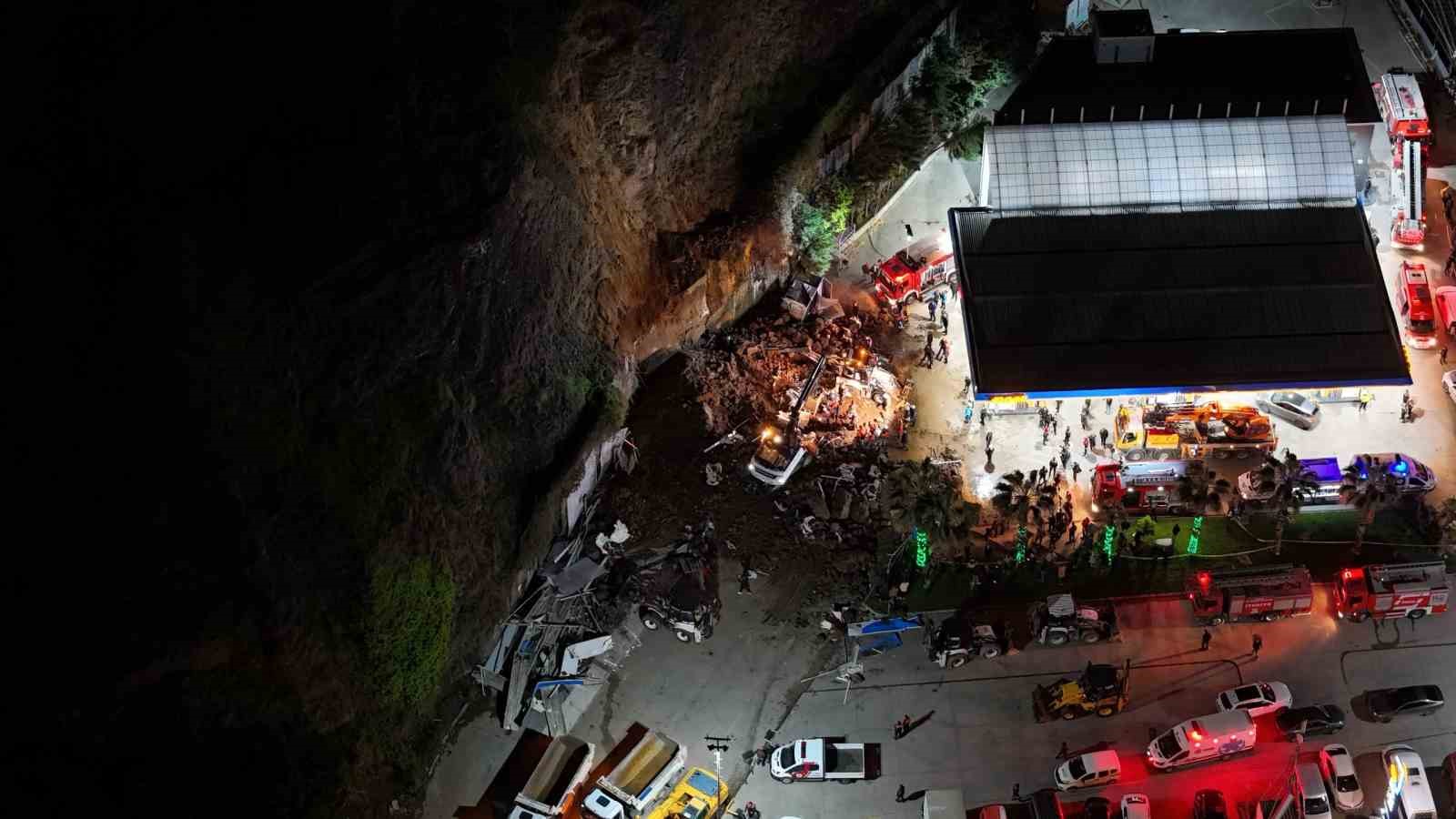 Akaryakıt istasyonunda heyelan: 2’si çocuk 3 kişi göçük altında