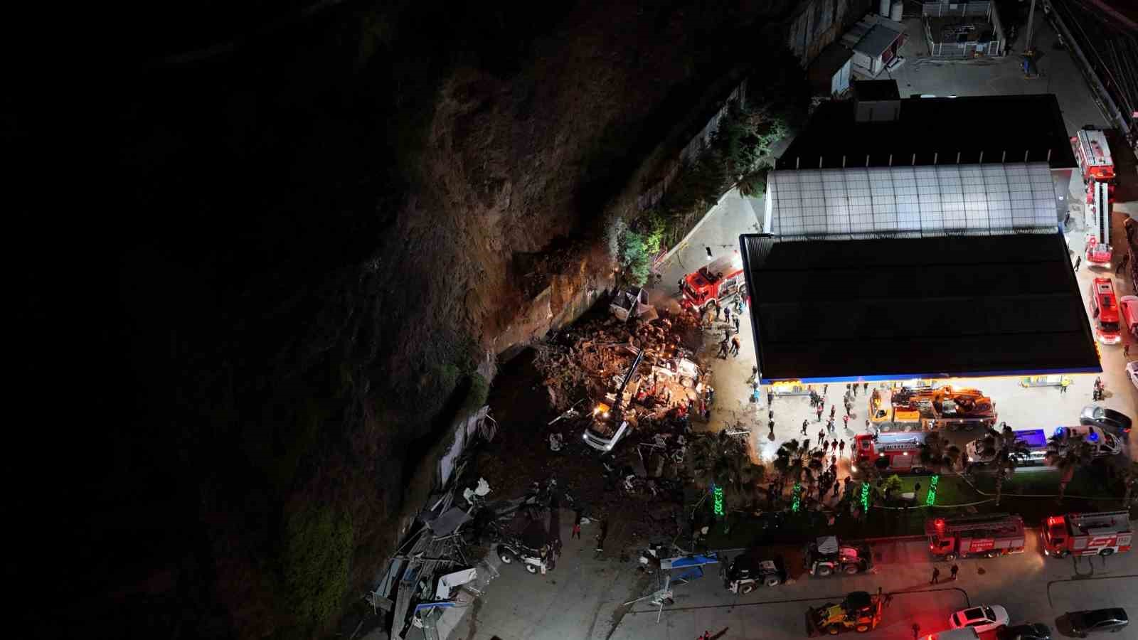 İçişleri Bakanı Yerlikaya: &quot;Anne kurtarıldı, eşi ve 2 çocuğu göçük altında&quot;