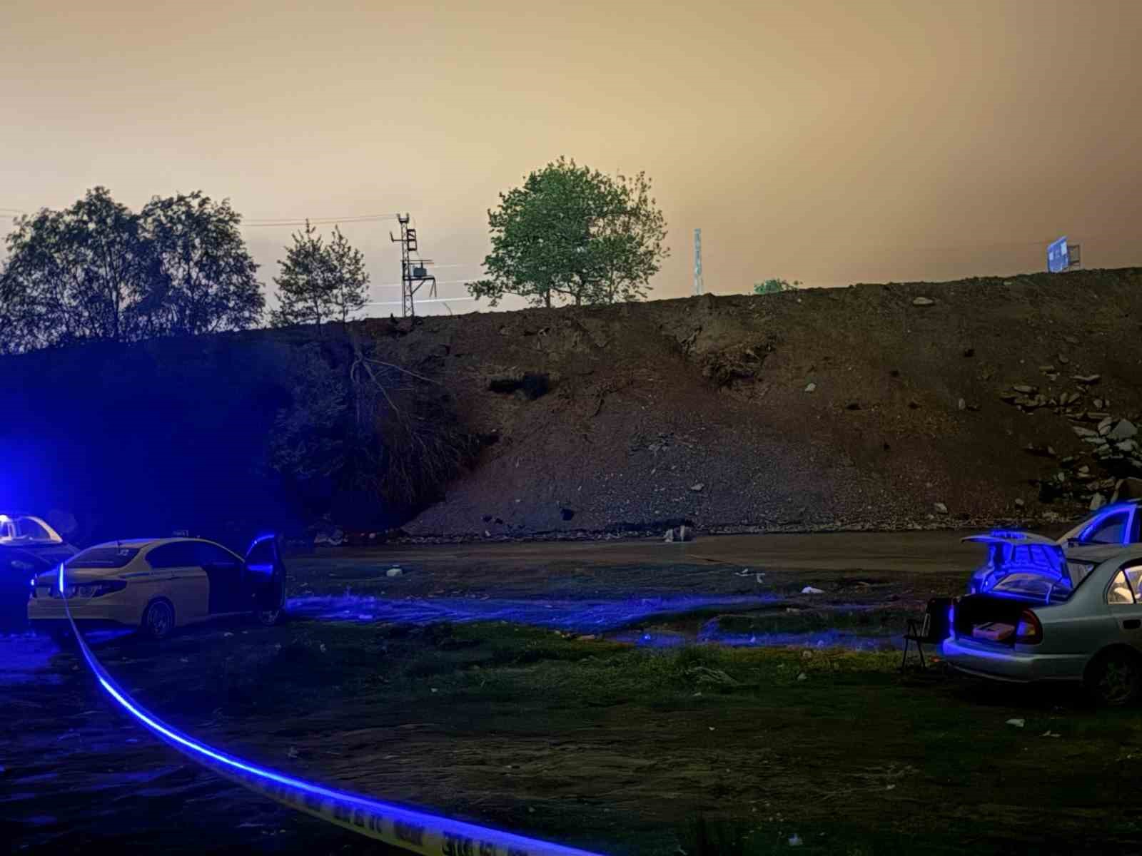 Dere kenarında çıkan kavgada biri emekli polis, iki kişi silahla vurularak yaralandı