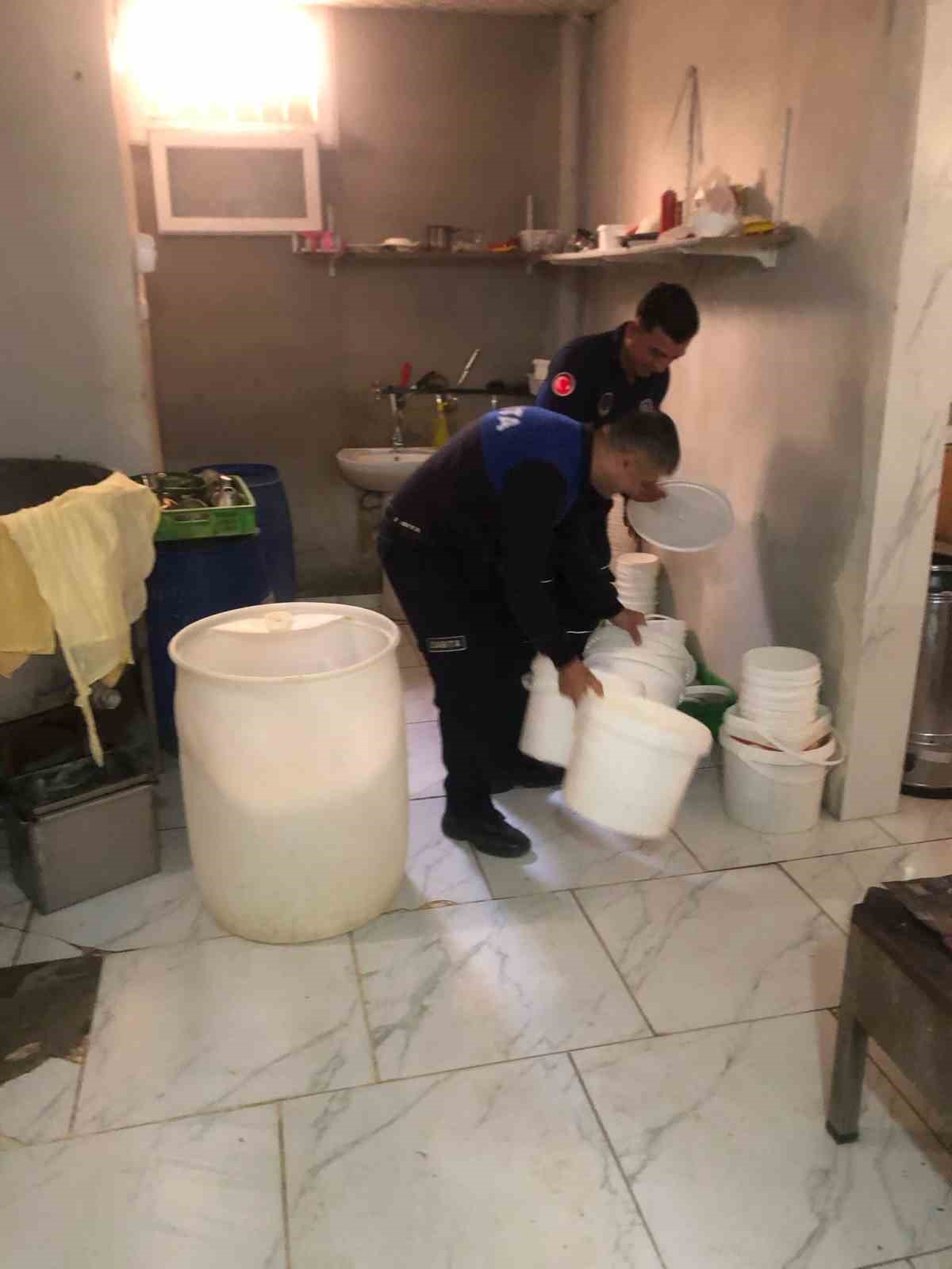 Hatay’da sağlıksız şartlarda üretilen 220 kilo süt ve süt ürünleri imha edildi