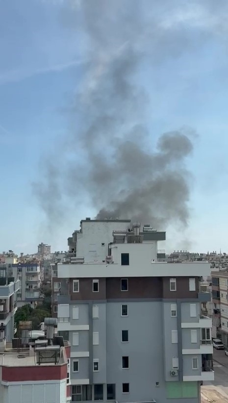 Yangında ahşap kat kullanılamaz hale geldi