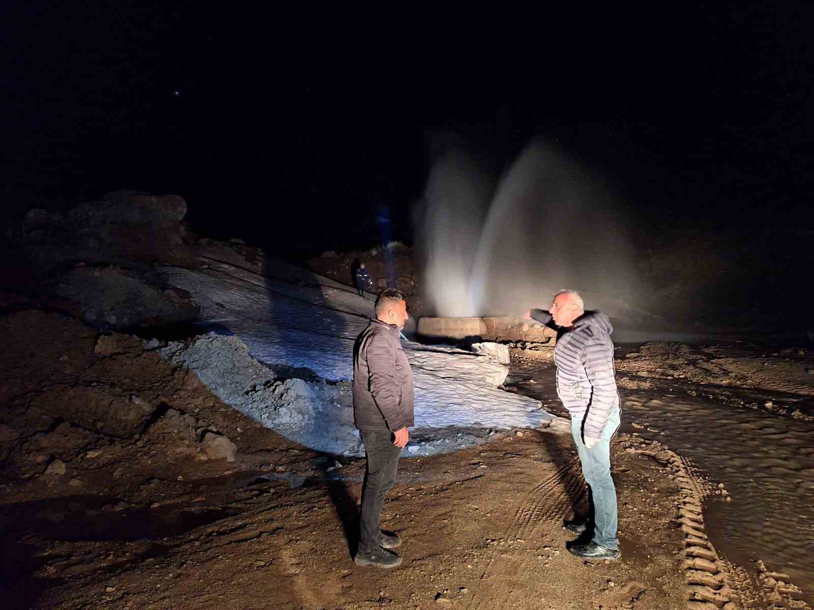 Hakkari’de içme suyu hattında arıza: 6 metreye kadar fışkıran su ekipleri zor durumda bıraktı