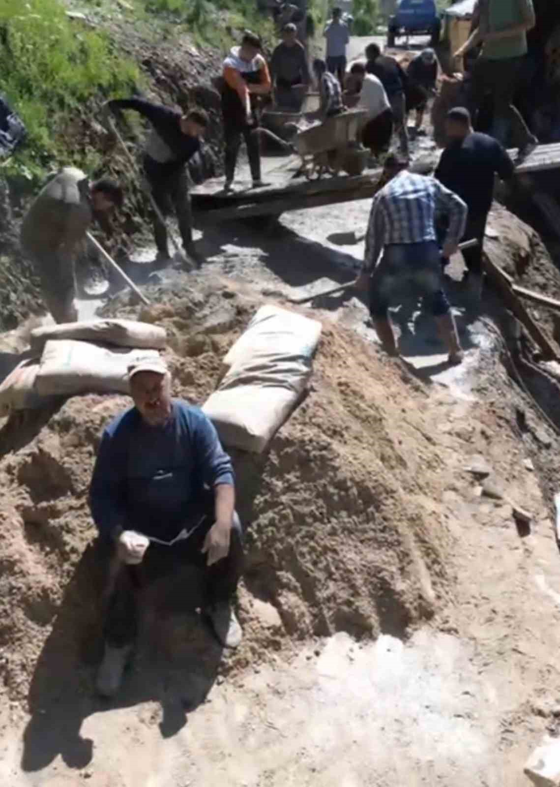 Yangında hasar alıp yıkılan ev imece usulü yapılmaya başlandı