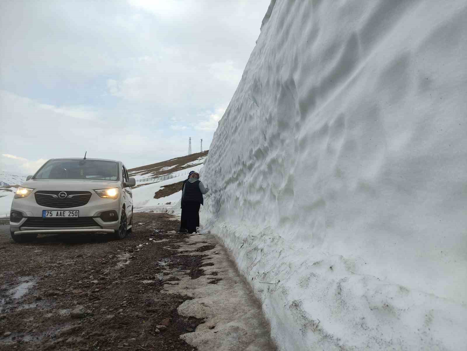 Metrelerce yükseklikteki şaşırtan kar kütlesi