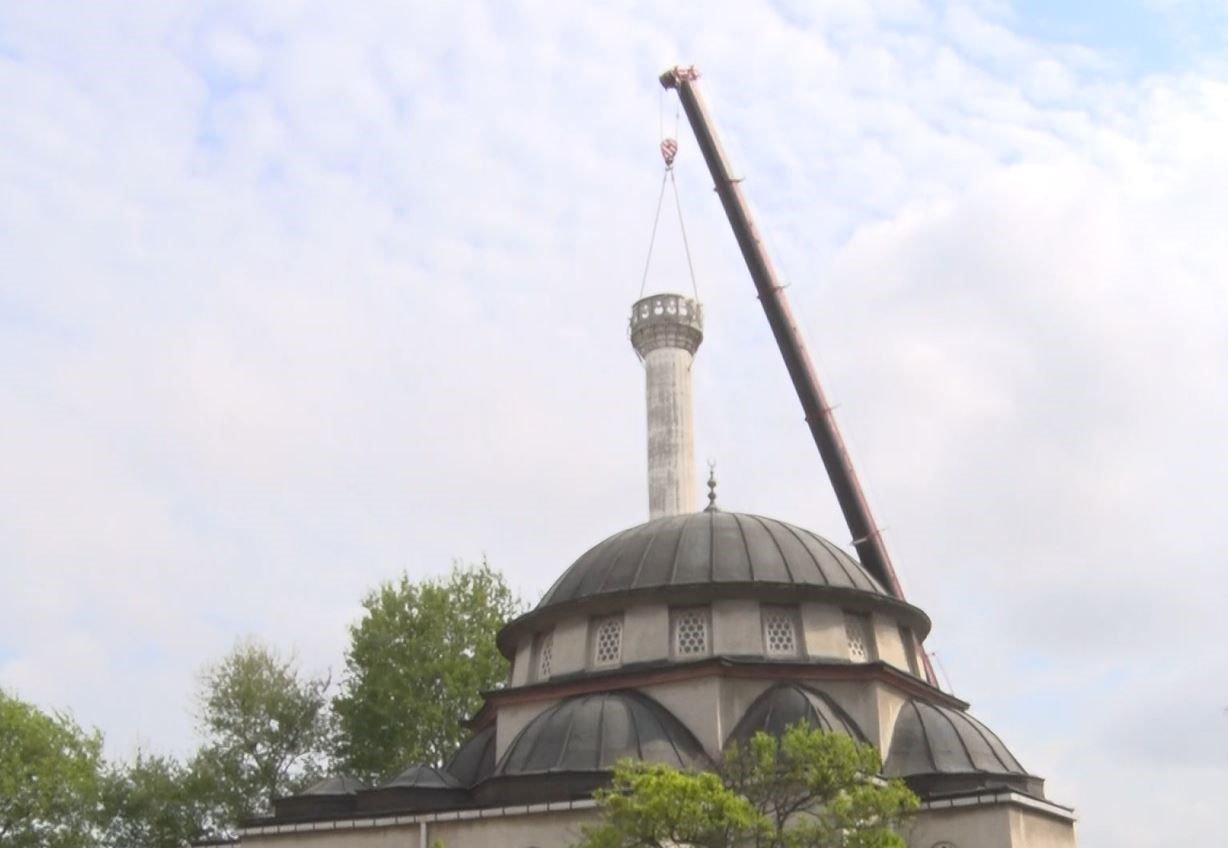 Beylikdüzü’nde Bakırcılar Sanayi Camii’nin eskiyen minaresi kontrollü olarak yıkıldı
