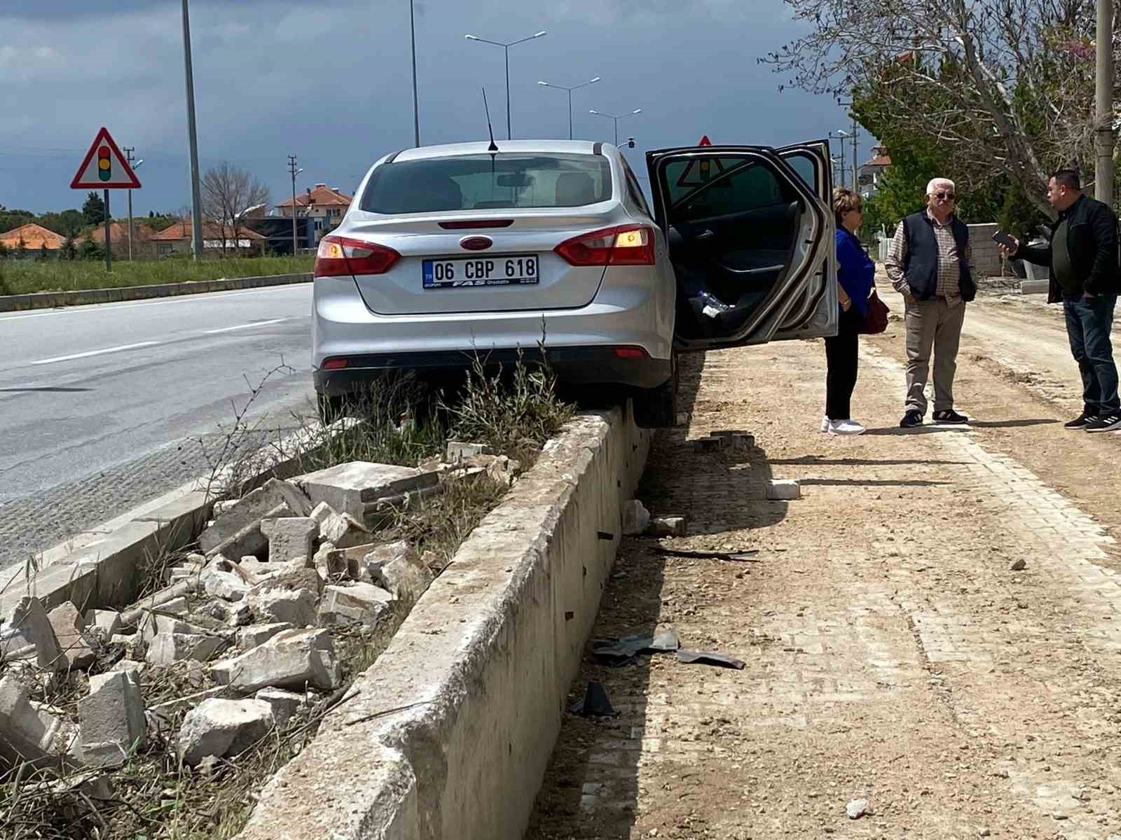Refüje çıkan otomobildeki 3 kişi kazadan sıyrık almadan kurtuldu