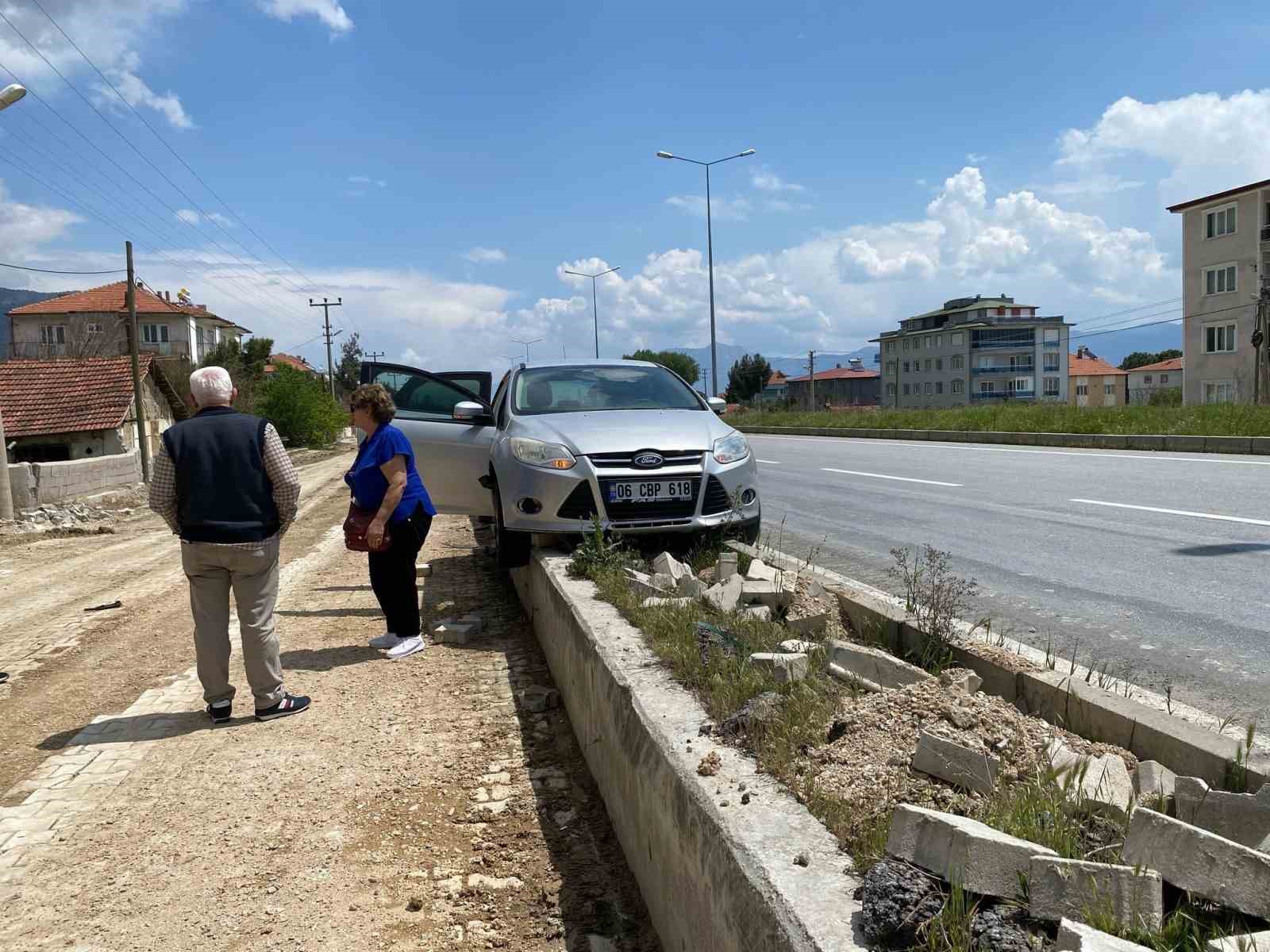 Ref&uuml;je &ccedil;ıkan otomobildeki 3 kişi kazadan sıyrık almadan kurtuldu
