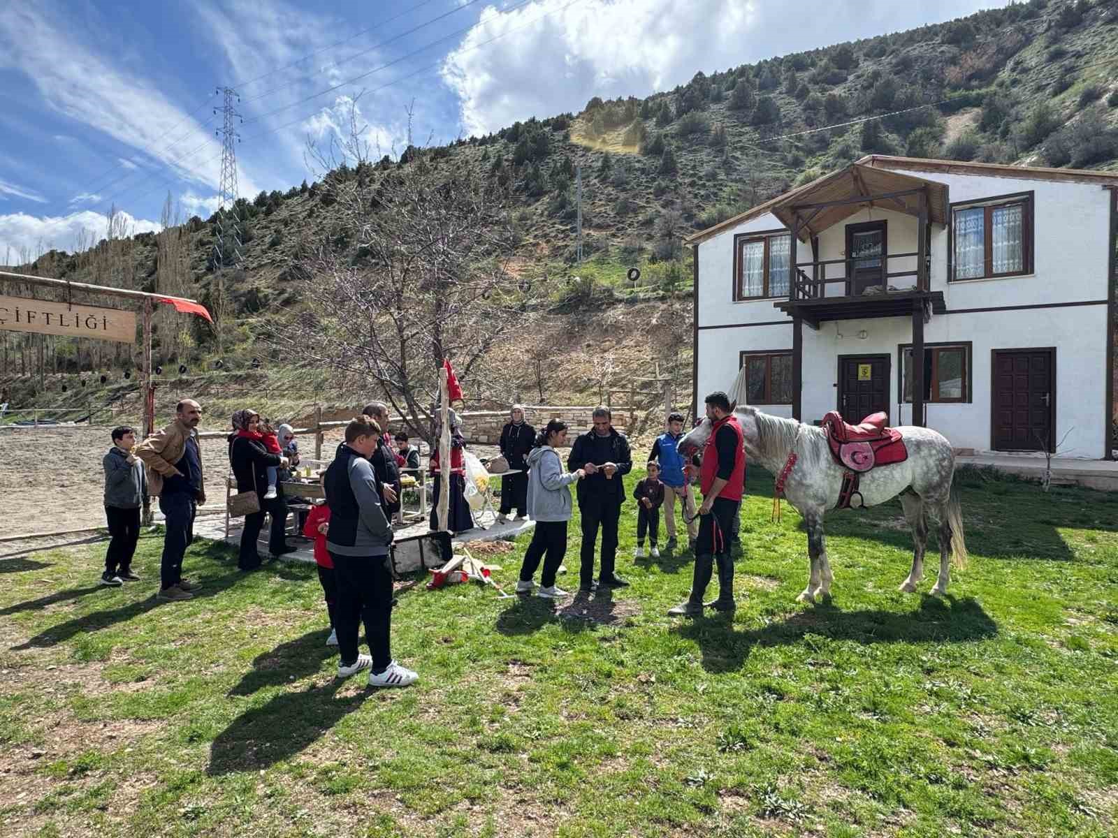 Bayburt’ta şehit yakınları için at binme ve ok atma etkinliği düzenlendi