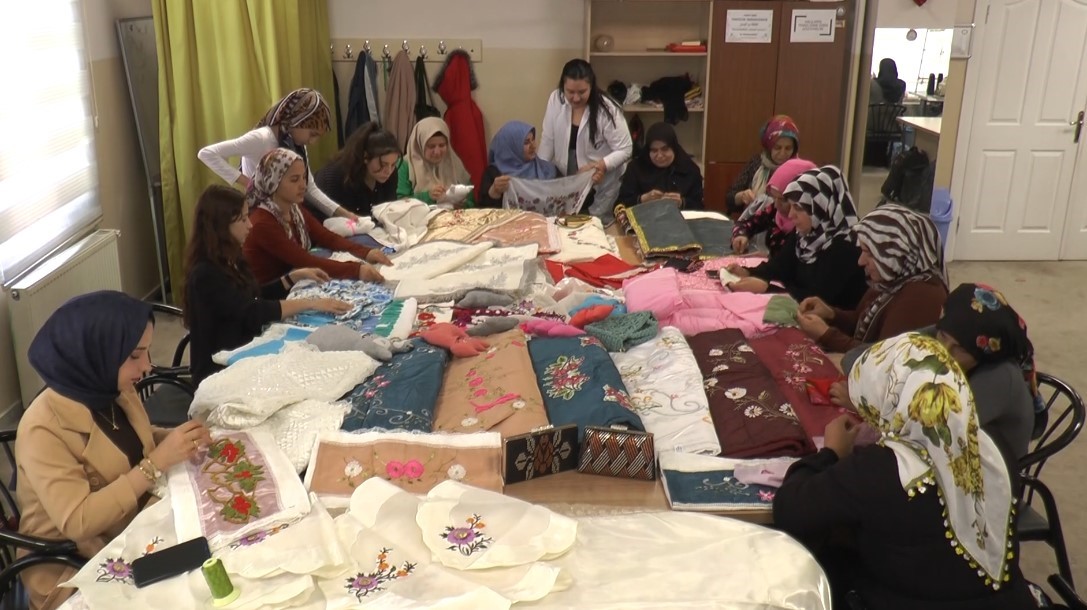 Kadınlar hem meslek öğreniyor hem de aile bütçesine katkı sağlıyor