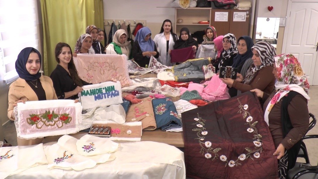 Kadınlar hem meslek öğreniyor hem de aile bütçesine katkı sağlıyor
