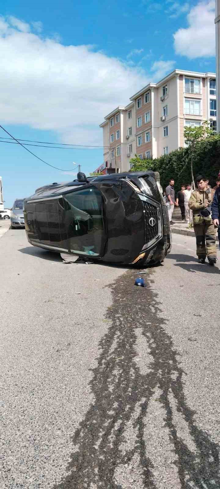 Silivri’de sürücüsünün kontrolünü kaybettiği araç takla atıp yan yattı: 2 yaralı