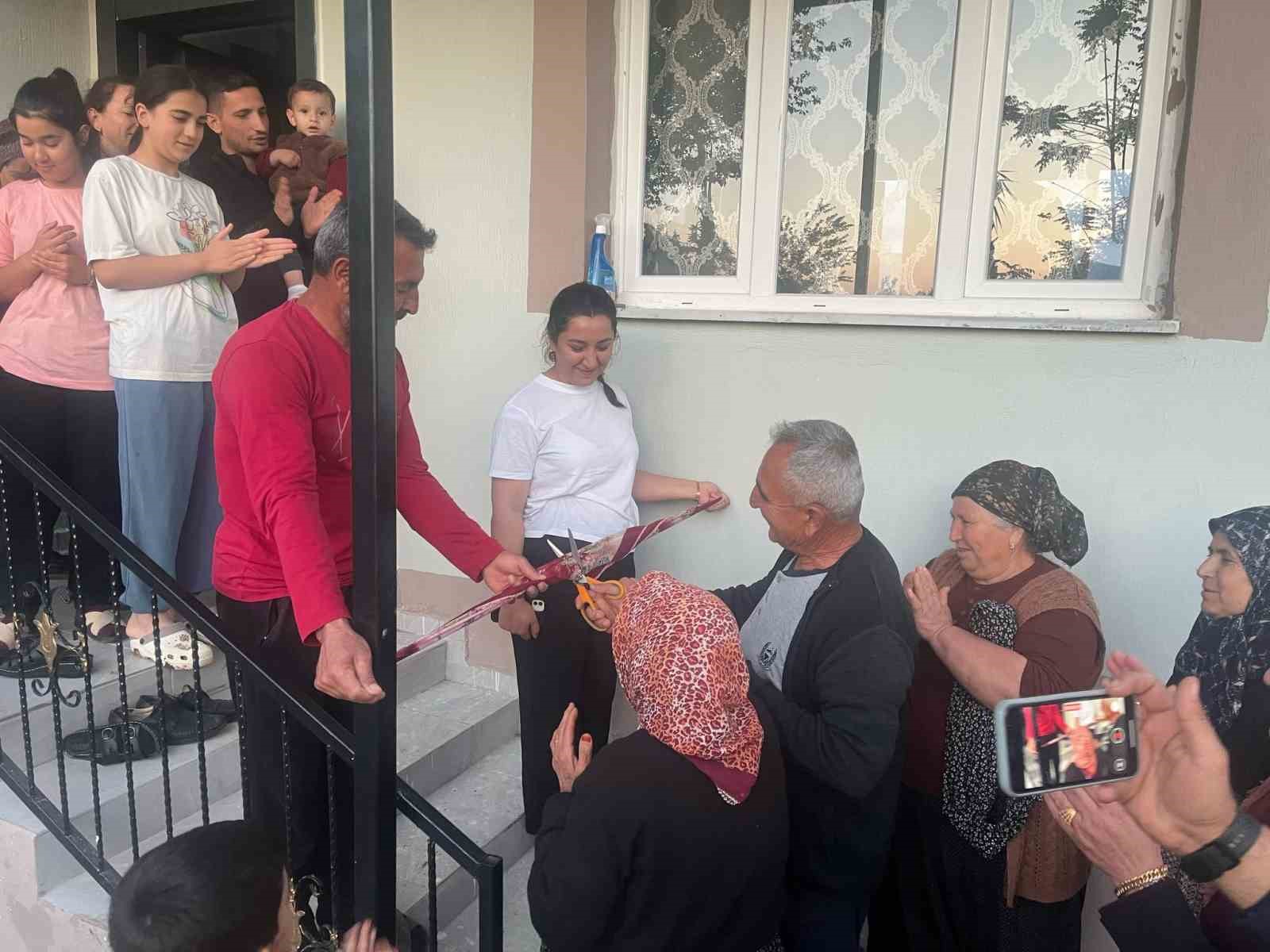 Deprem sonrası yeni evine kavuşan Cennet nine evinin açılışını çocuklarıyla yaptı