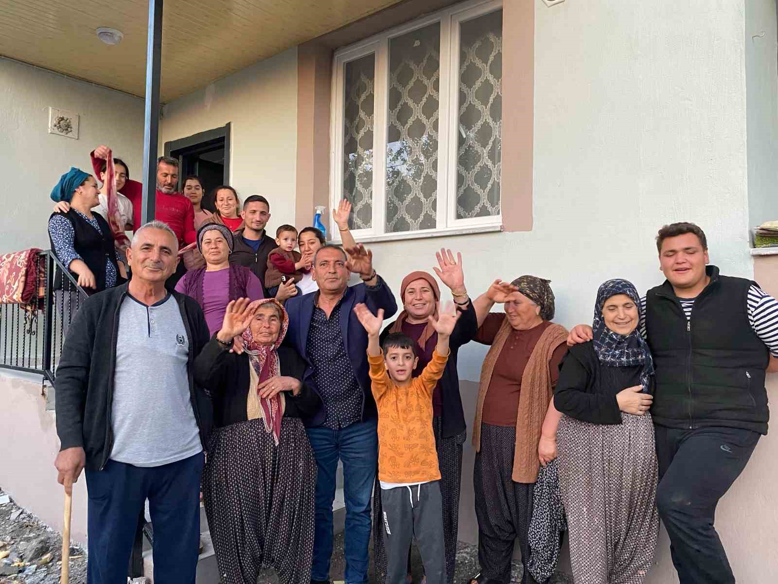 Deprem sonrası yeni evine kavuşan Cennet nine evinin açılışını çocuklarıyla yaptı