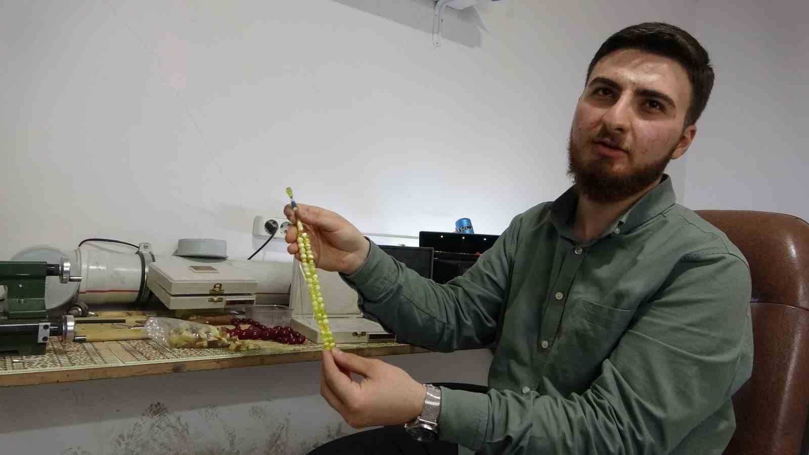 Usta ellerin ürettiği "tespihler" 10 ila 15 bin TL arasında alıcı bulabiliyor