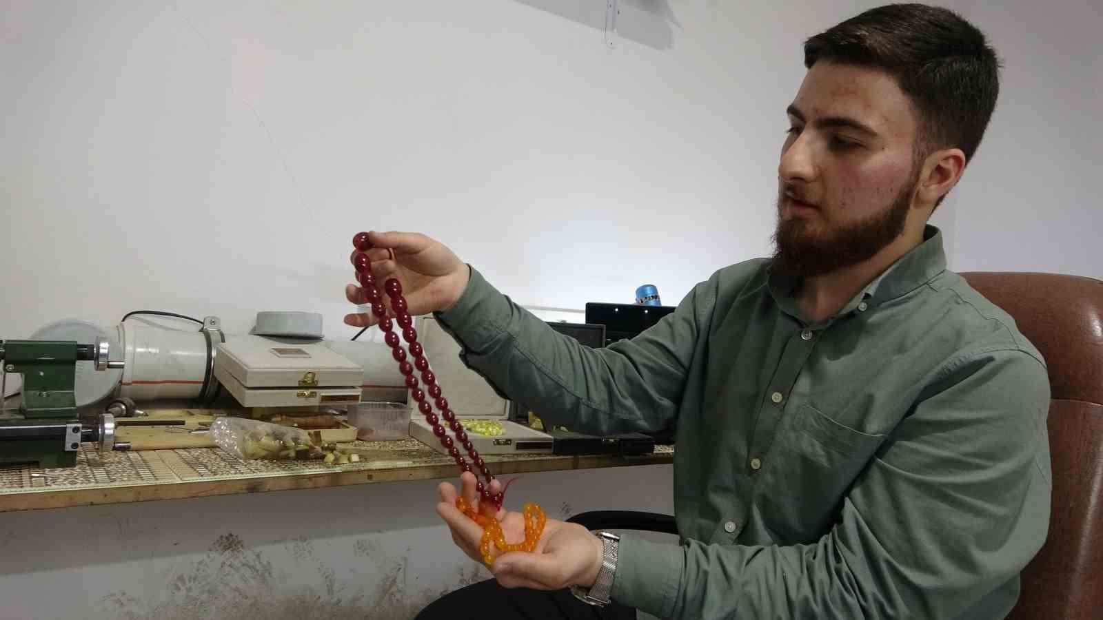 Usta ellerin ürettiği "tespihler" 10 ila 15 bin TL arasında alıcı bulabiliyor