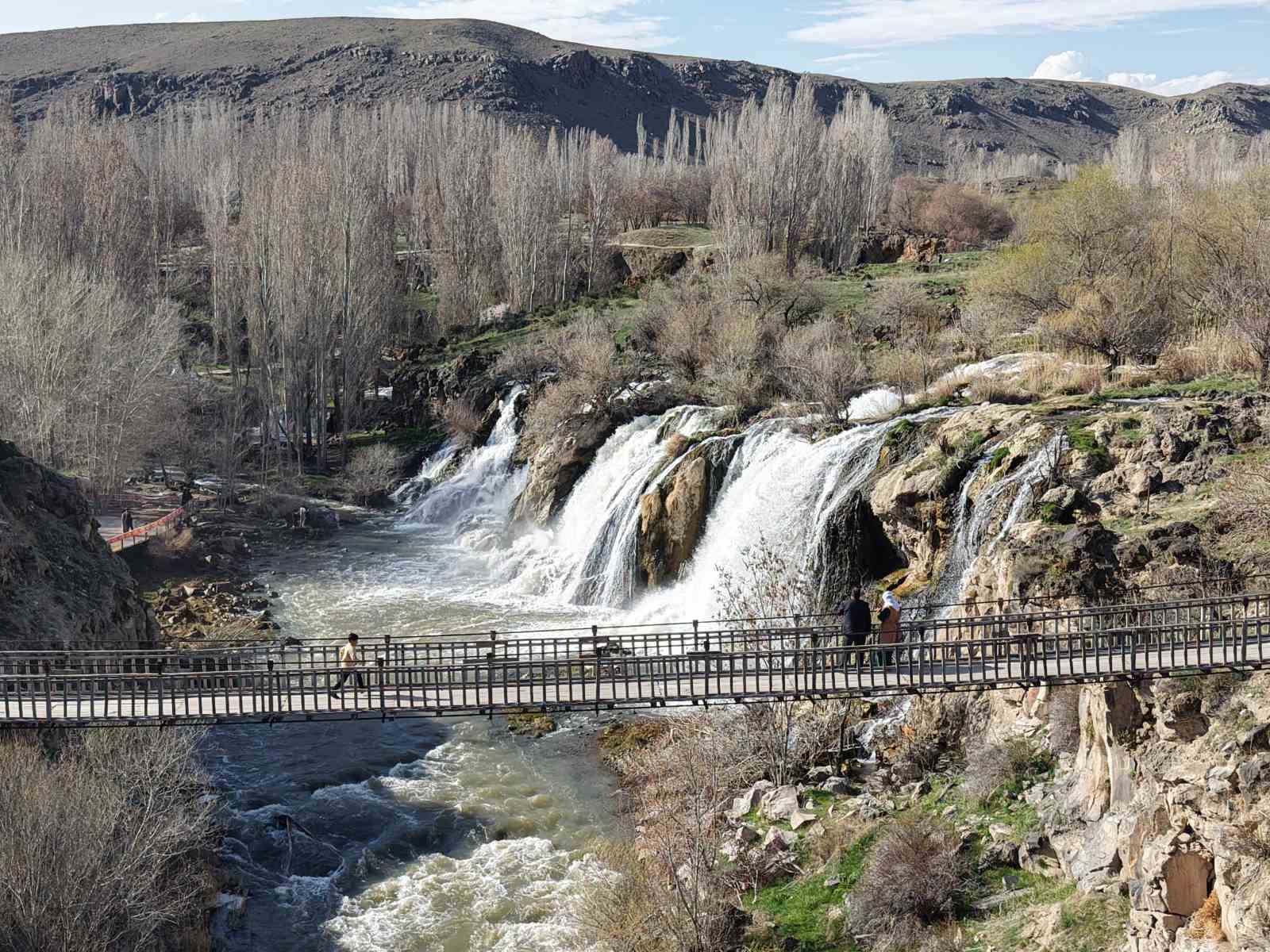 Muradiye Şelalesi coştu