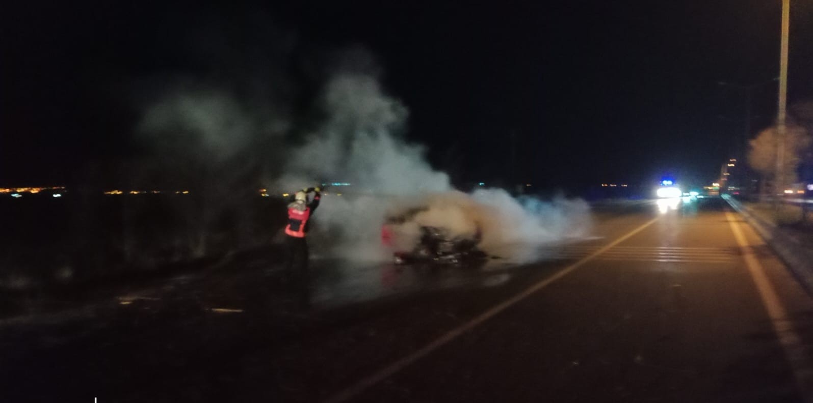 Kaza yapan otomobil yanmaya başladı