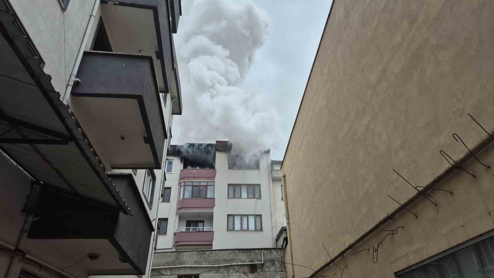 Düzce’de 5 katlı binanın en üst katı alevlere teslim oldu