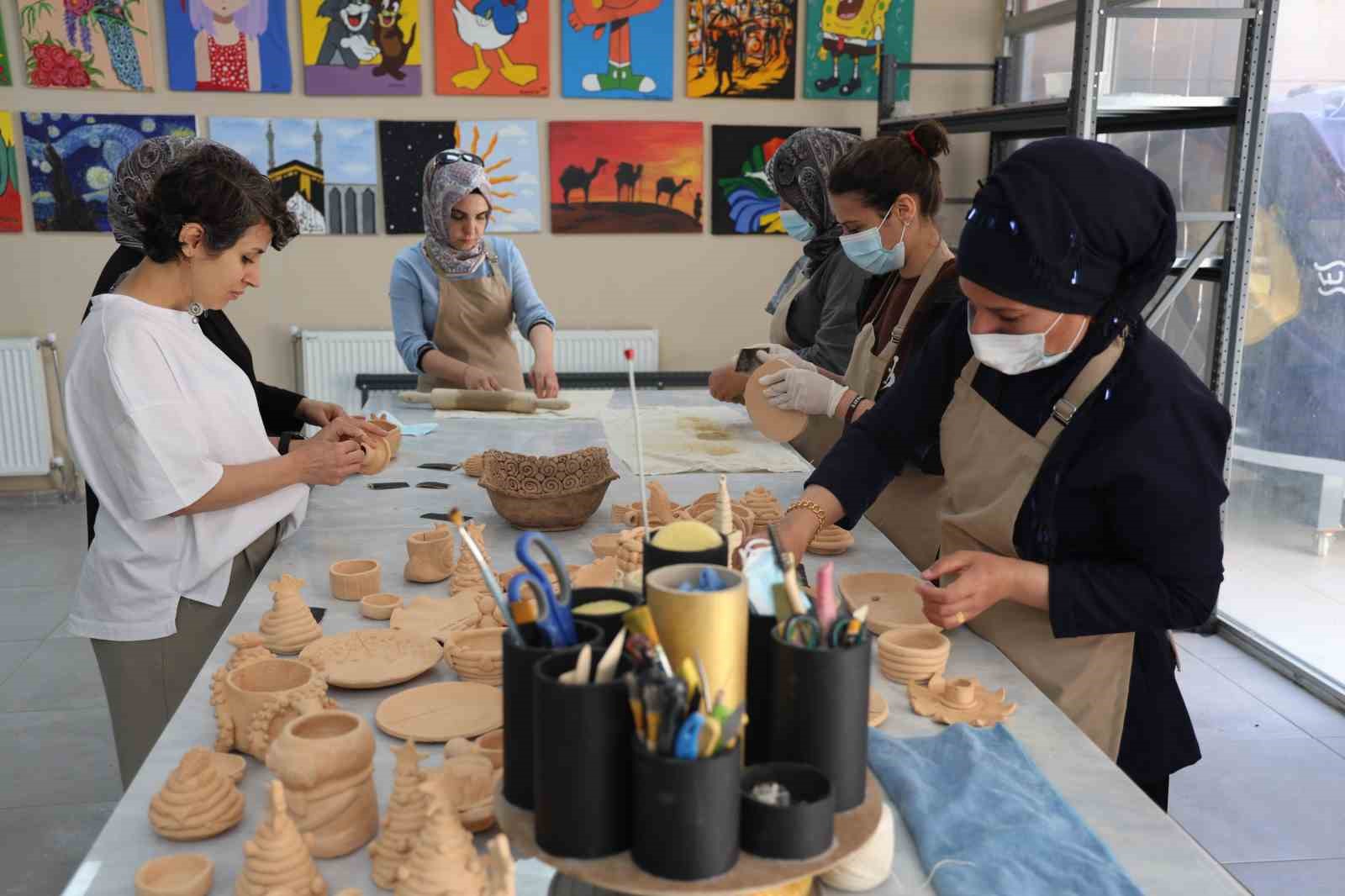 Diyarbakır’da öğrencilerden ev hanımlarına 300 kursiyer, kendi işini kuracak düzeyde eğitim alıyor