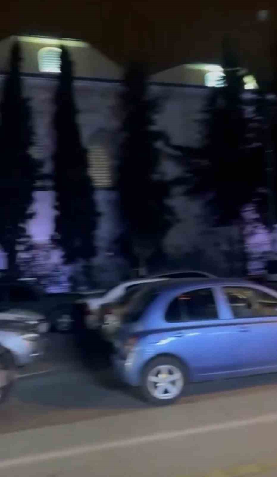 Yolun ortasında otomobili görenler şaştı kaldı