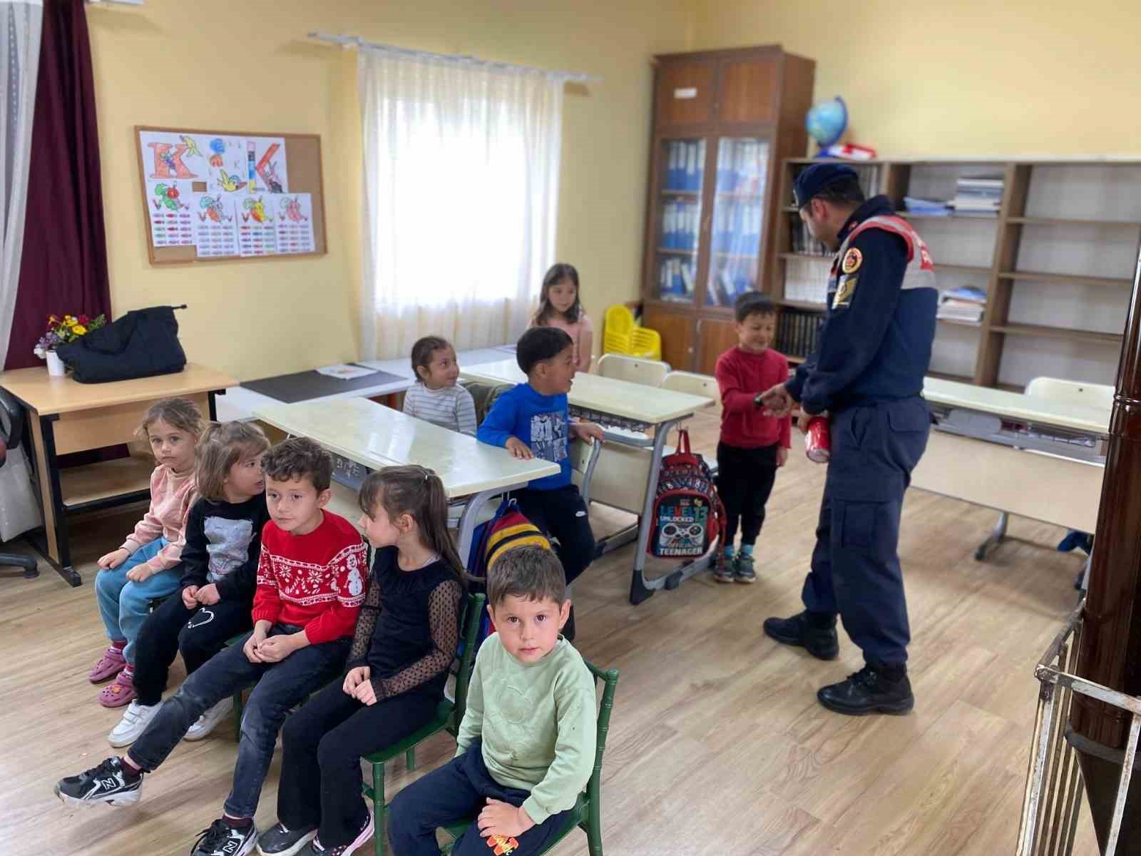 Öğrenciler fidanları jandarma ile birlikte toprakla buluşturdu
