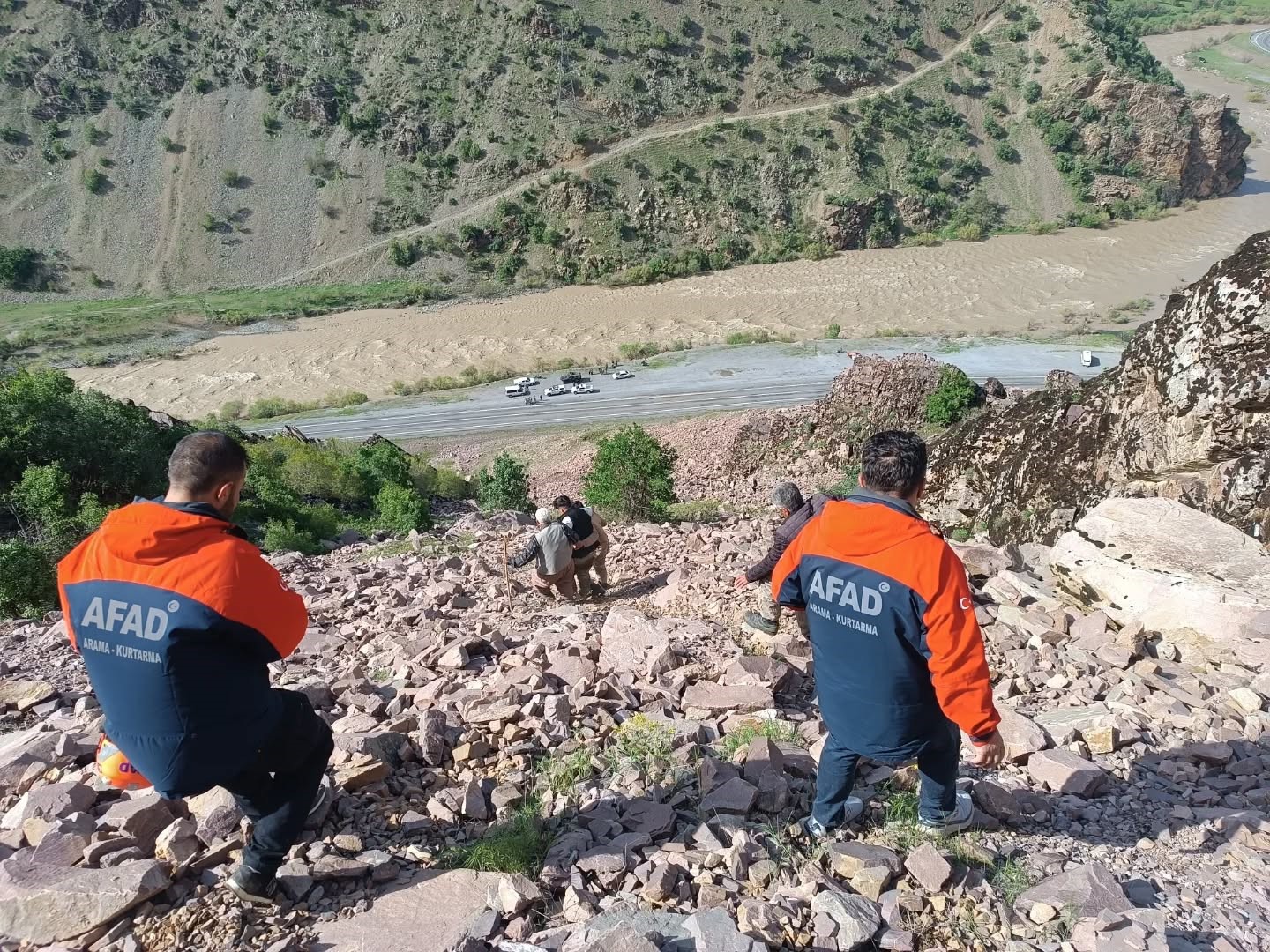 Hakkari’de dağda mahsur kalan genç, AFAD tarafından kurtarıldı