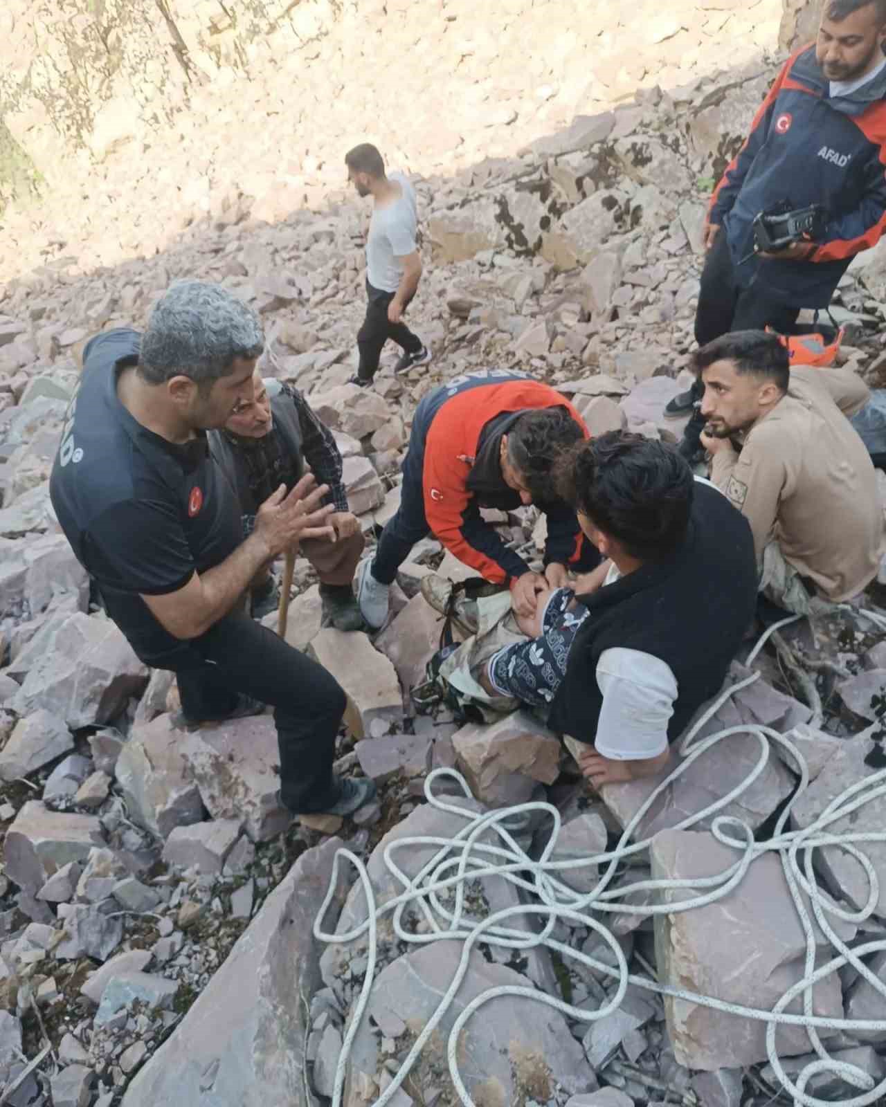 Hakkari’de dağda mahsur kalan genç, AFAD tarafından kurtarıldı