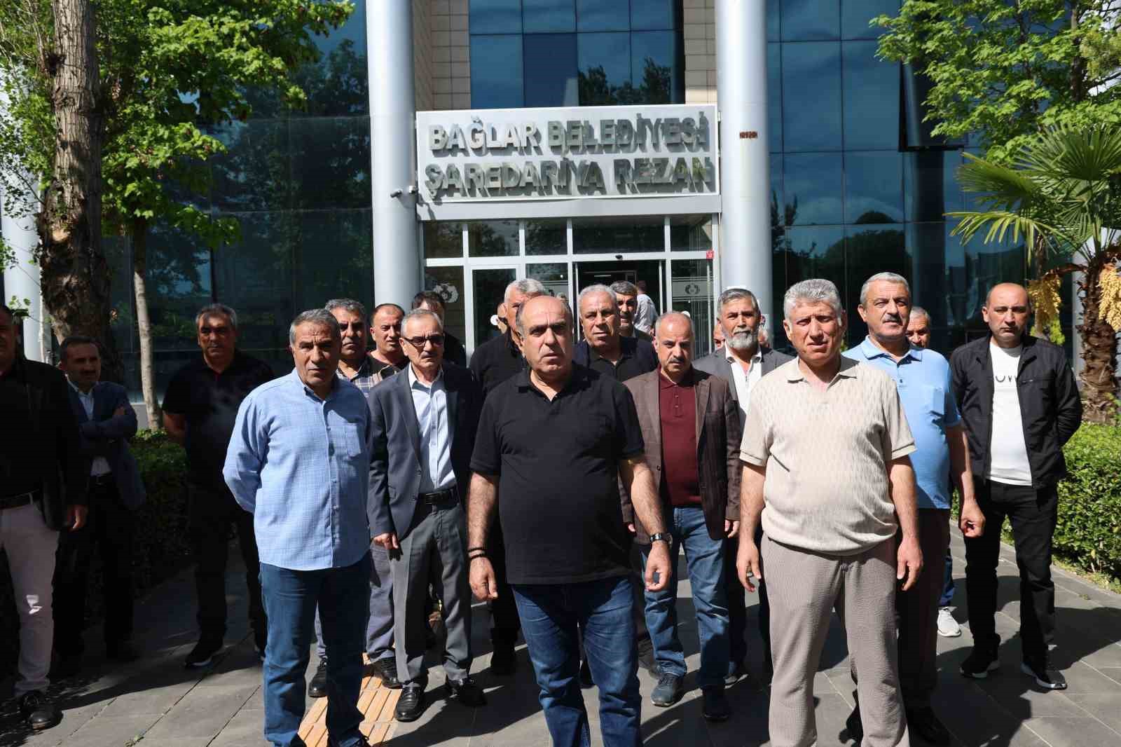 Diyarbakır’da 66 kişi, tazminatlarını alamadıkları gerekçesiyle DEM Partili Bağlar Belediyesi’ne yürüdü