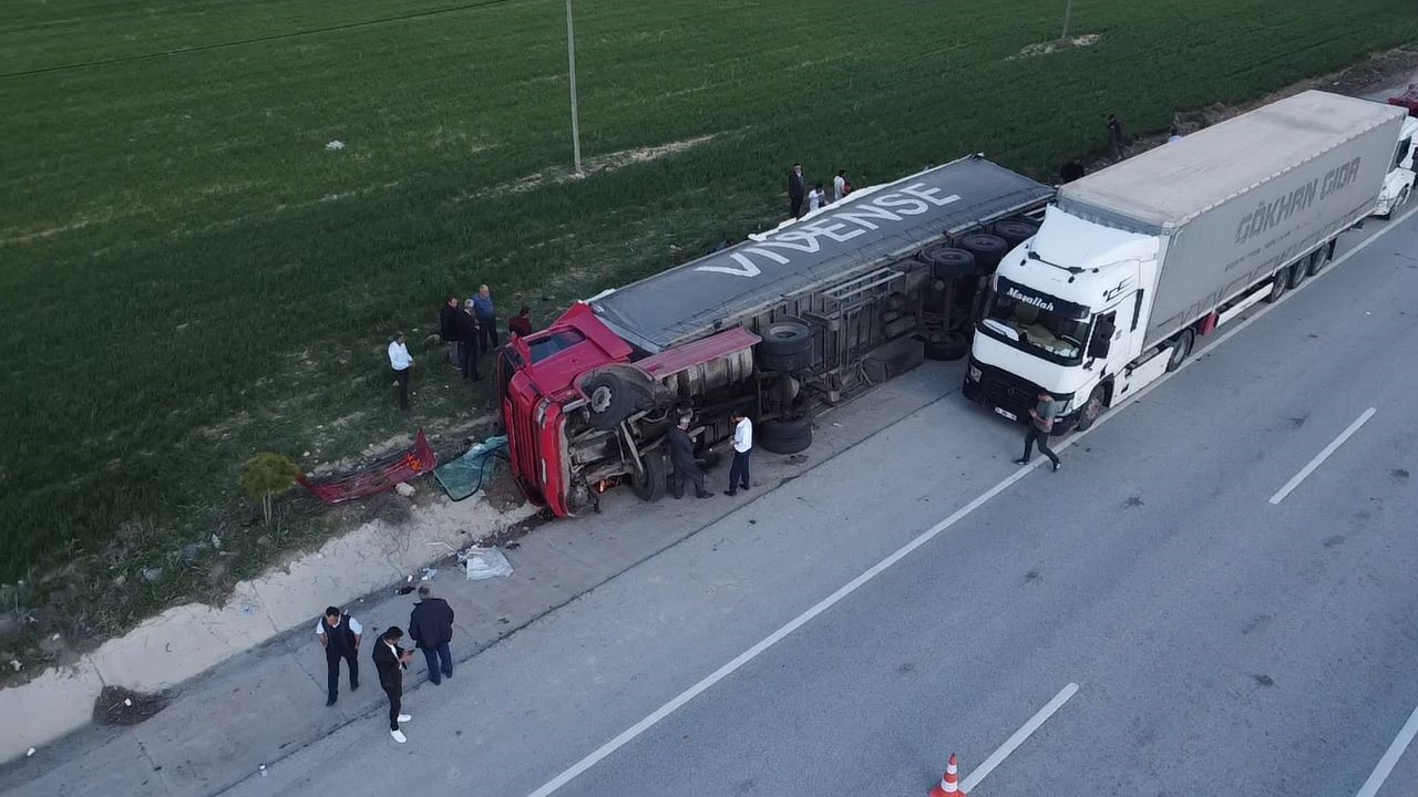 Mandalina yüklü tır devrildi, 2 kişi yaralandı
