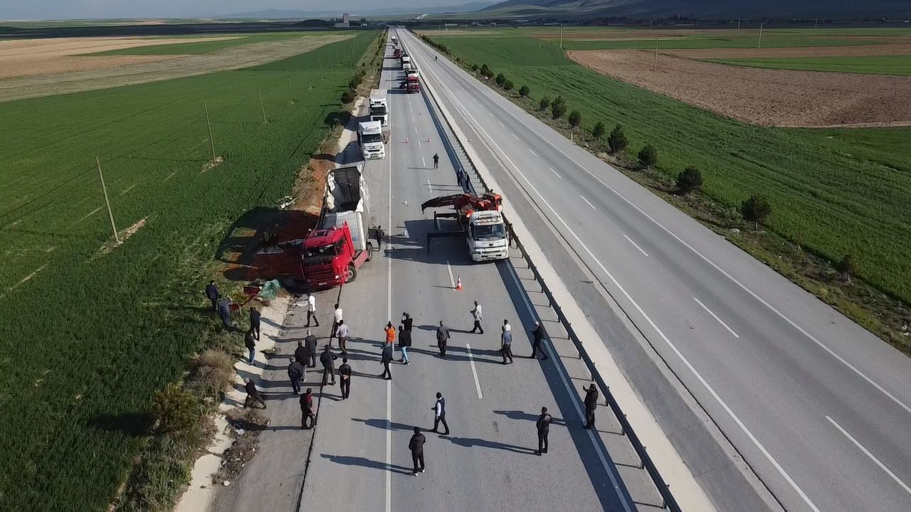 Mandalina y&uuml;kl&uuml; tır devrildi, 2 kişi yaralandı
