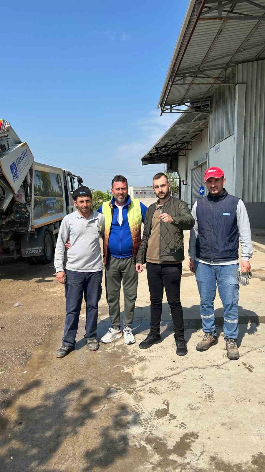 Temizlik işçileri çöpte kaybolan altınları bulup teslim etti