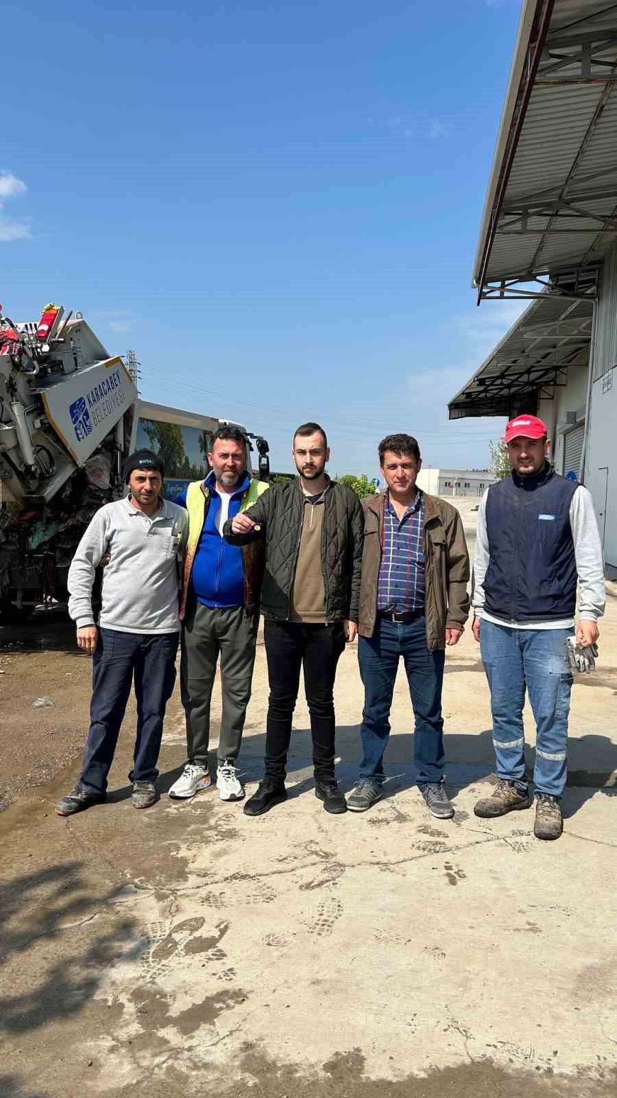 Temizlik iş&ccedil;ileri &ccedil;&ouml;pte kaybolan altınları bulup teslim etti
