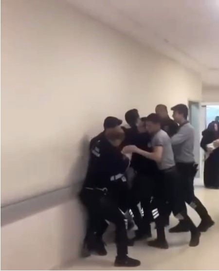 Çocuğuna bakılmadığını iddia eden şahıs hastaneyi birbirine kattı