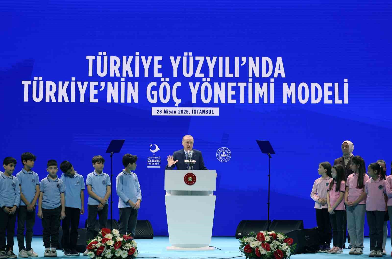 Cumhurbaşkanı Erdoğan: "Son 10 yılda 72 binden fazla insan göç yollarında hayatlarını kaybetti. Nice insanın hayatı insan tacirlerinin kanlı ellerinde solup gitti."