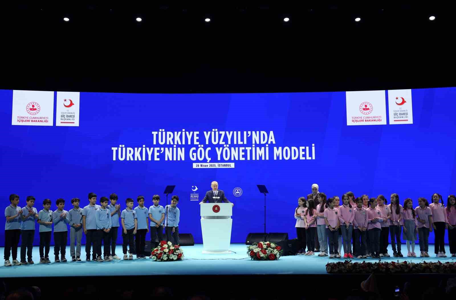 Cumhurbaşkanı Erdoğan: "Dünya nüfusunun yüzde 3,6’sı göçmen. Botlar şişlenerek öldürülen göçmenler var. Bunları hep birlikte gördük, yaşadık. İmkanları sınırlı ülkeler kapasitelerinin çok üzerinde yük alıyor, yardım elini uzatıyor."
