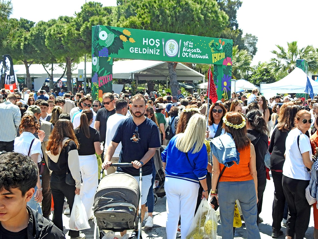 Alaçatı Ot Festivali, esnafın ve turizmcilerin yüzünü güldürdü