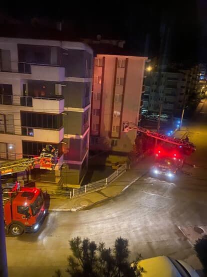 Apartmanda korkutan yangın: 5 kişi dumandan etkilendi
