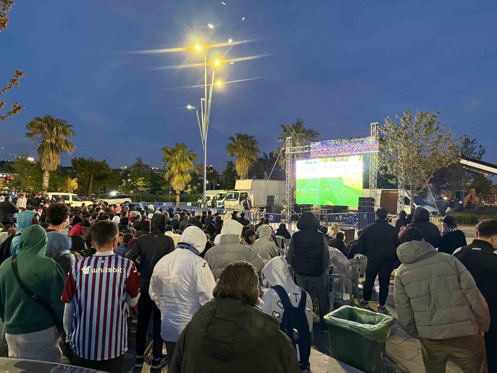 Pendik sahil meydanında final coşkusu ve hüzün bir arada
