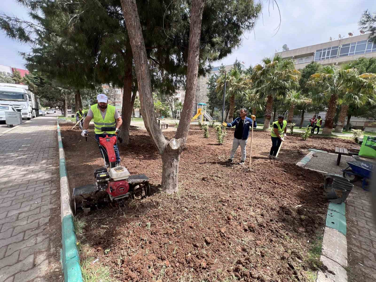 Haliliye Belediyesi mevsimsel çalışmalarla yeşile hayat veriyor