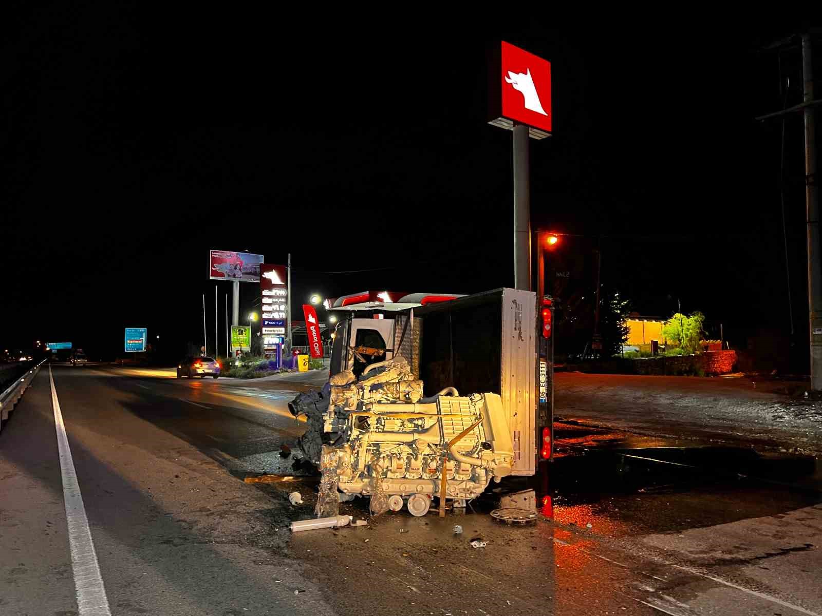 Burdur-Antalya karayolunda tekne motoru y&uuml;kl&uuml; kamyonet devrildi: 2 yaralı
