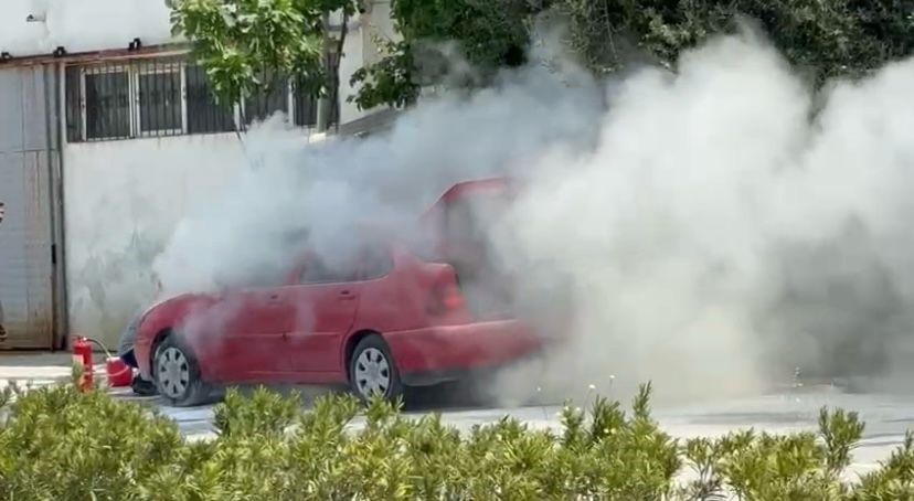 Sanayiden yeni çıkan araç yolda alev aldı