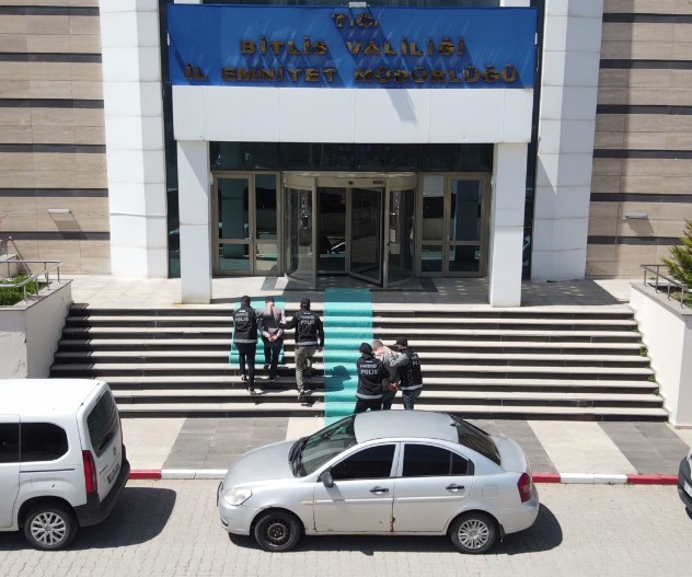 Bitlis&rsquo;te k&ouml;peklerin altına gizlenmiş uyuşturucu madde ele ge&ccedil;irildi
