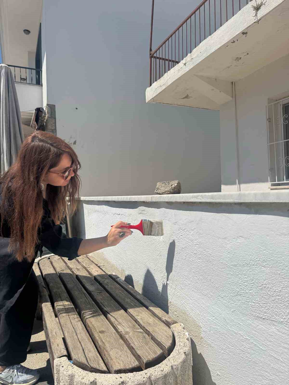 Datça’da 250 metre uzunluğundaki duvar imece usulü boyandı