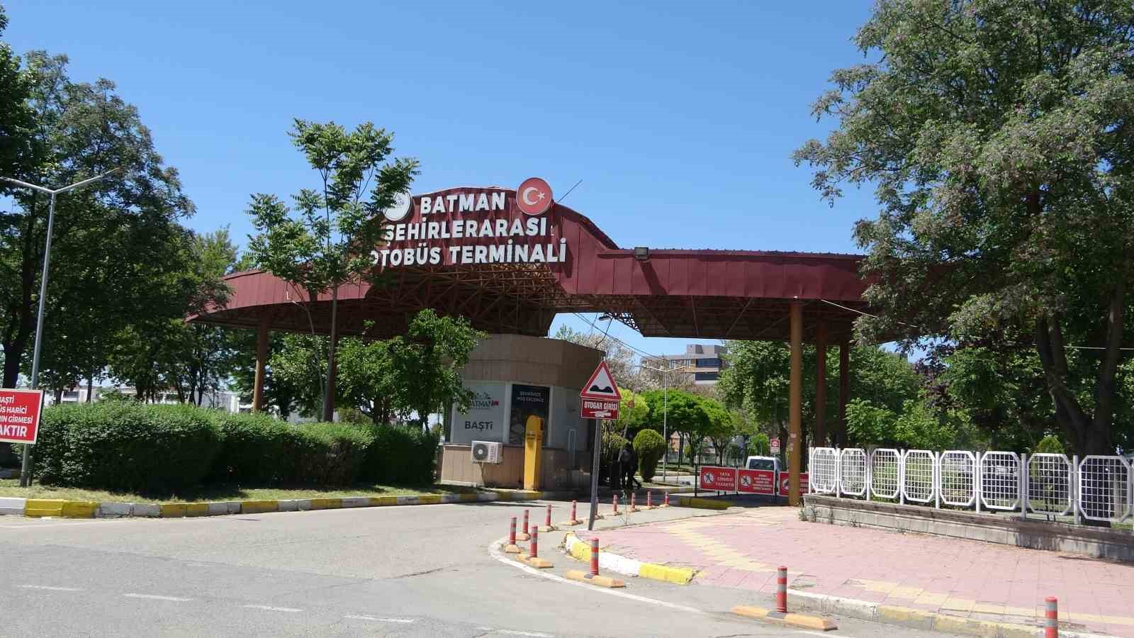 İstanbul depreminin ardından Batmanlılar memleketlerine d&ouml;n&uuml;yor
