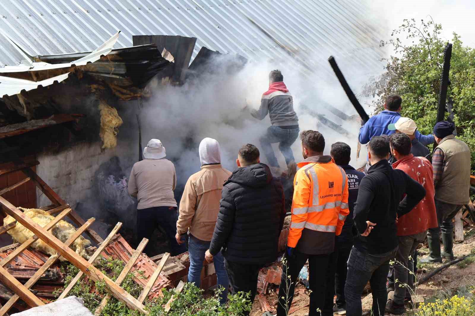 Ahırda çıkan yangın paniğe neden oldu