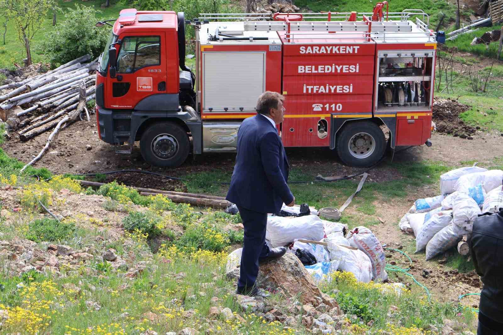 Ahırda &ccedil;ıkan yangın paniğe neden oldu
